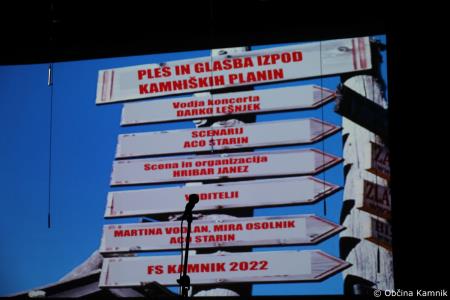Ples in glasba izpod kamniških planin v izvedbi Folklorne skupine Kamnik in njihovih prijateljev  (2)